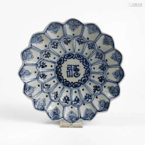 Coupelle polylobée, Chine Porcelaine émaillée bleu blanc à d...