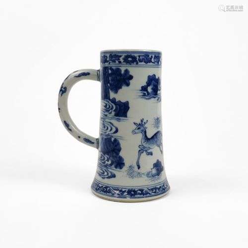 Chope, Chine Porcelaine émaillée bleu blanc à décor de scène...