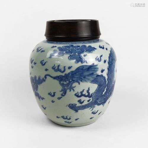 Pot à gingembre, Chine, fin XIXe s Porcelaine émaillée bleu ...