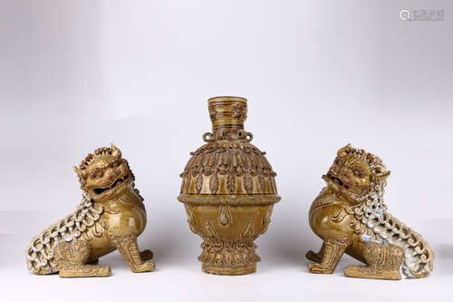 A SET OF ZUN VESSEL AND LION ORNAMENTS