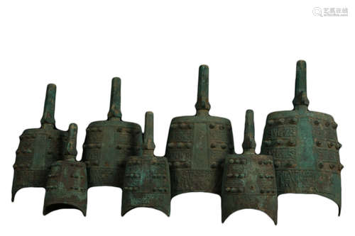 A SET OF BRONZE CHIMES