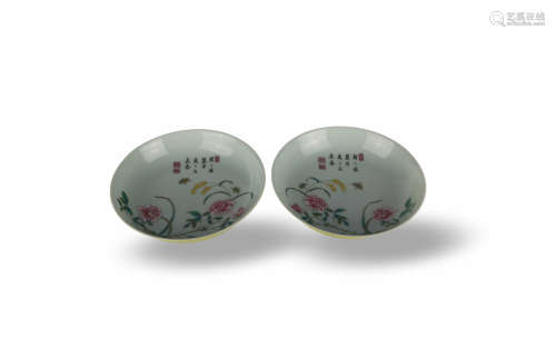 A PAIR OF  FAMILLE ROSE PLATES