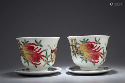 A PAIR OF FAMILLE ROSE BOWLS