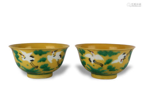 A PAIR OF PLAIN TRICOLOR BOWLS