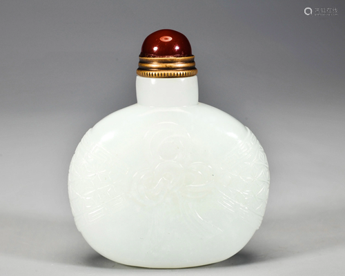 A Carved White Jade Snuff Bottle Qing Dynasty