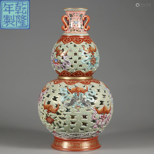 A Famille Rose Double Gourds Vase Qing Dynasty