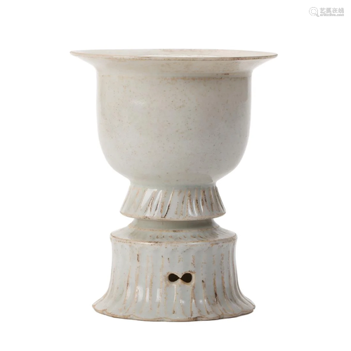 A WHITE-GLAZED STEM CUP