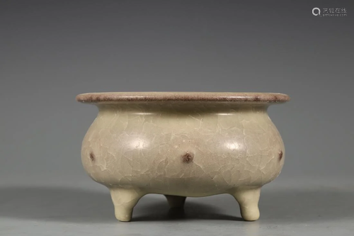 GUAN-TYPE TRIPOD PORCELAIN INCENSE BURNER