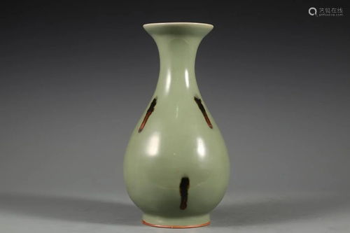 LONGQUAN WARE STIPPLING YUHUCHUN VASE