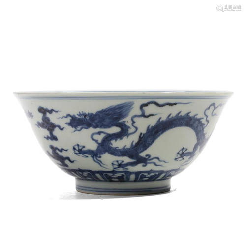 A BLUE AND WHITE 'DRAGON' BOWL