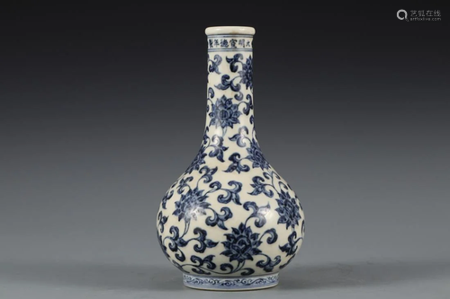 BLUE & WHITE INTERLOCKING FLOWER BILE BOTTLE VASE