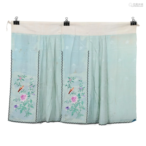 A WHITE-GROUND EMBROIDERED FLORAL SKIRT