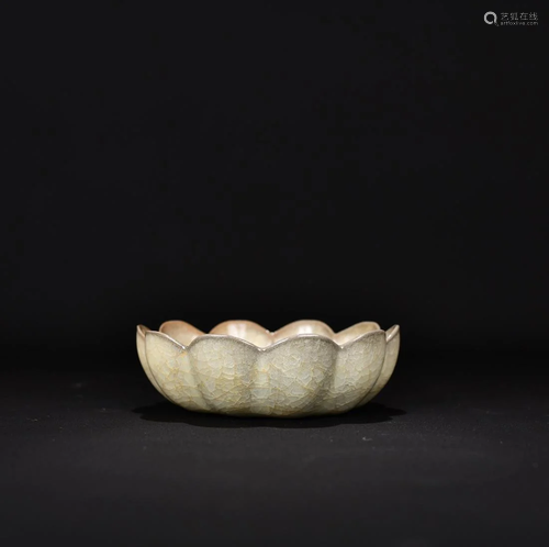 GUAN KILN CRACKED LOTUS-SHAPED BRUSH WASHER