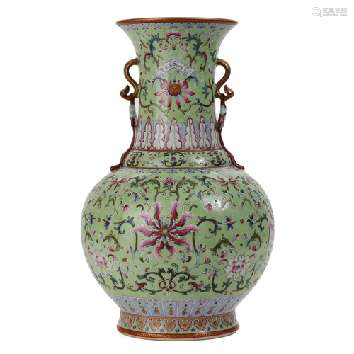 A FAMILLE-ROSE FLORAL VASE WITH HANDLES