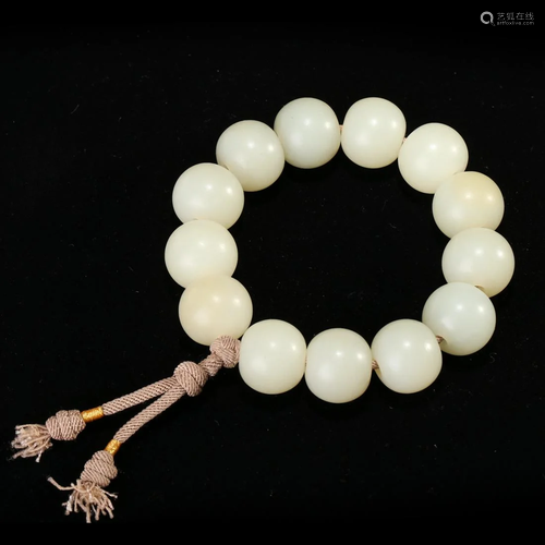 A WHITE JADE BRACELET