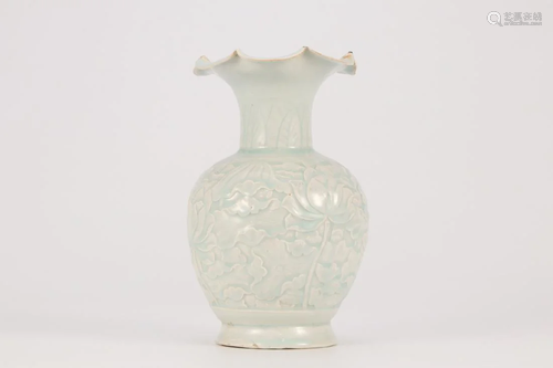 HUTIAN KILN FLOWER-ENGRAVED PETAL-RIM VASE