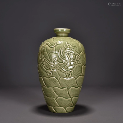 YUE KILN CELADON ENGRAVED PORCELAIN VASE