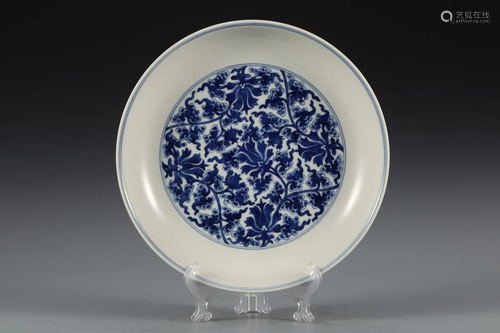 BLUE AND WHITE INTERLOCKING FLOWER PLATE