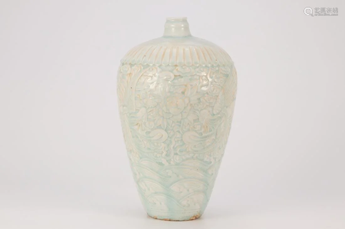 HUTIAN KILN 'FLOWER AND PHOENIX' PORCELAIN VASE