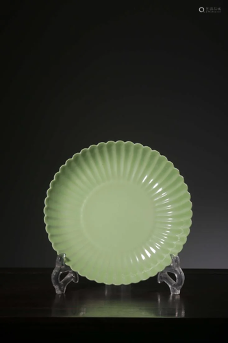 APPLE GREEN GLAZED MALLOW PETALS RIM PLATE