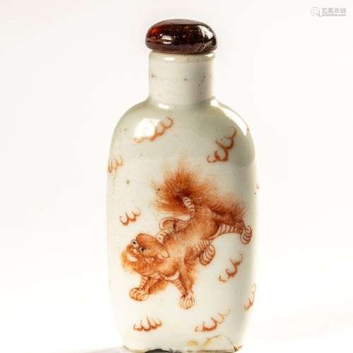 FEIN IN EISENROT BEMALTE PORZELLAN SNUFF-BOTTLE