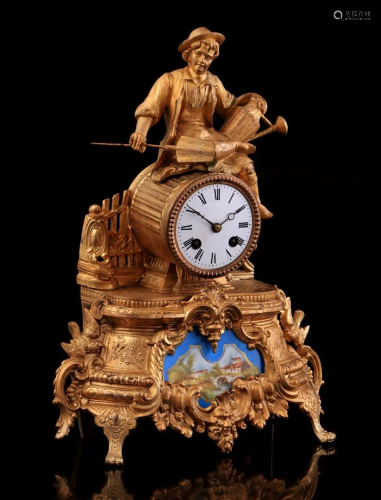 Metal gold-coloured sprayed mantel clock