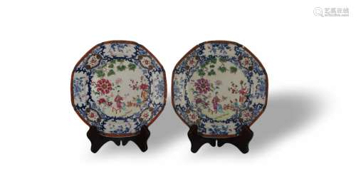 A PAIR OF FAMILLE ROSE BLUE-AND-WHITE PLATE