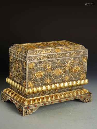 A QING DYNASTY GOLD GILDING SCRIPTURES BOX