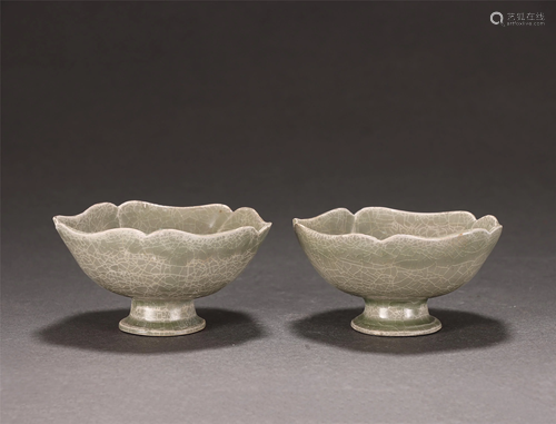 Pair of Yue-ware Lobed Pottery Cups