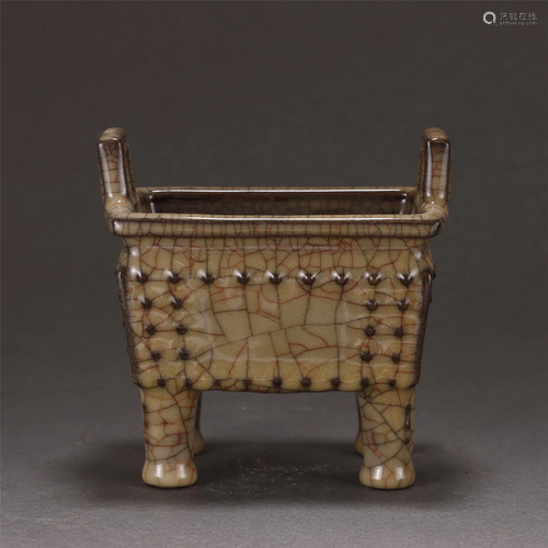 A Guan-ware Porcelain Incense Burner Ding