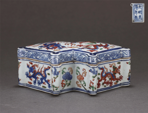 A Wucai Glazed Lozenge Box and Cover