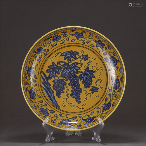 A Yellow Ground and Underglaze Blue Plate