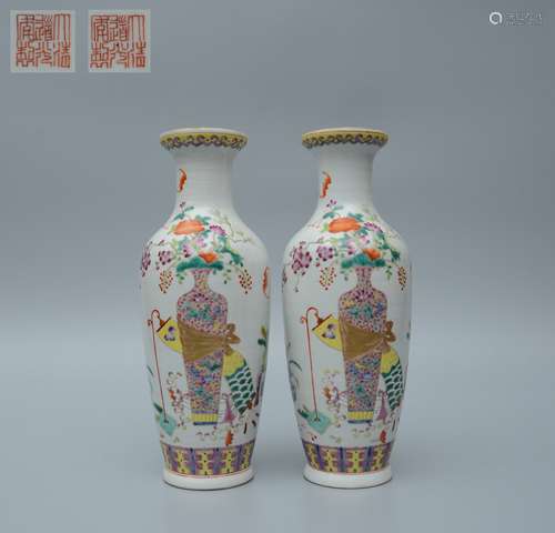 A Pair of Qianlong Famille Rose Antique Vase