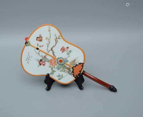 Qianlong Famille Rose Porcelain Fan-Shaped Ornament