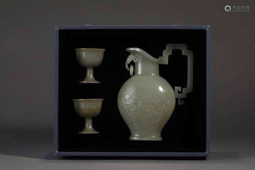 SET OF HETIAN JADE LIQUOR POT AND CUPS