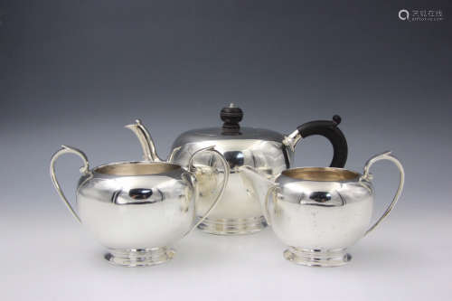 SET OF STERLING SILVER TEA POT AND CUPS