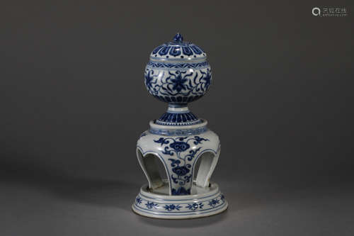 BLUE AND WHITE FLORAL STEM BOWL AND COVER, PORCELAIN STAND