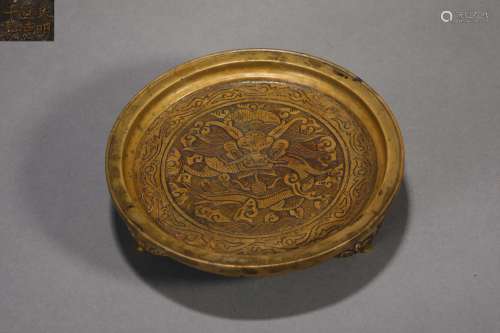 AN INCISED BRONZE DRAGON PLATE