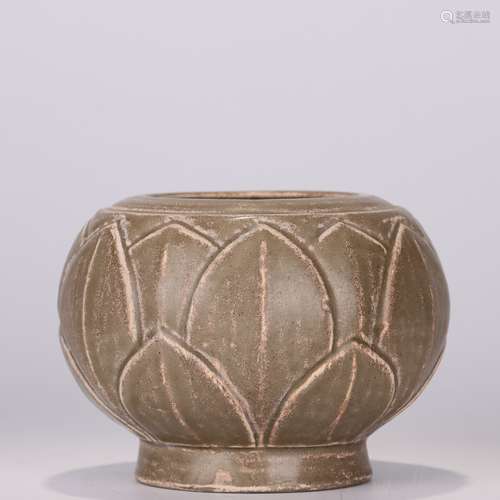 YUE KILN LOTUS-PETAL WATER COUPE