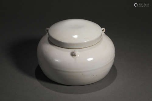 WHITE GLAZE THREE-HOOKED JAR AND COVER