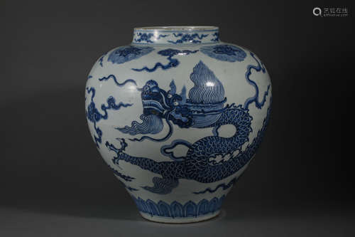 BLUE AND WHITE DRAGON JAR          The large strongly potted...