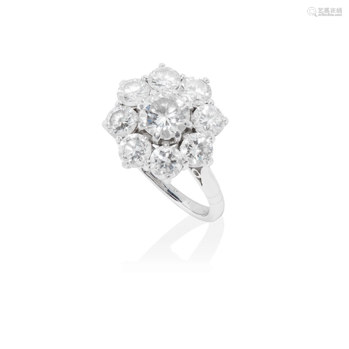 A diamond cluster ring