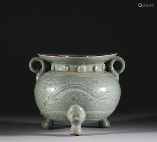 Celadon dragon pattern tripod stove in Song Dynasty