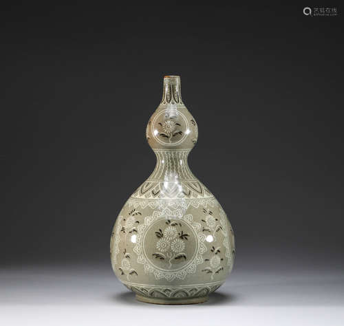 Celadon gourd bottle in Song Dynasty