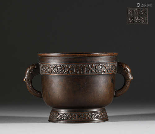 In the Ming Dynasty, the bronze double ear stove