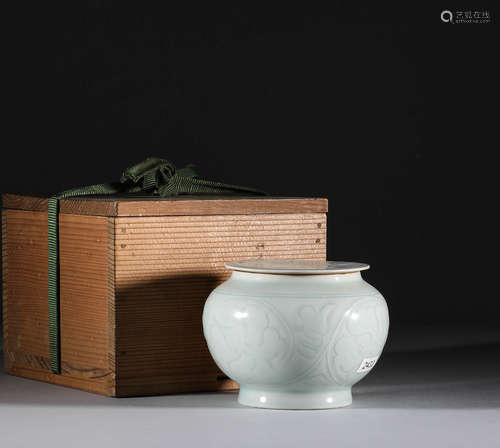 Celadon pot in Song Dynasty