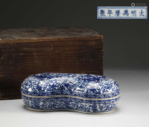 Ming Dynasty, blue and white dragon print box