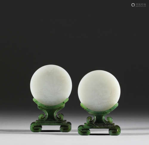 In the Qing Dynasty, Hotan jade inserted a pair of screens