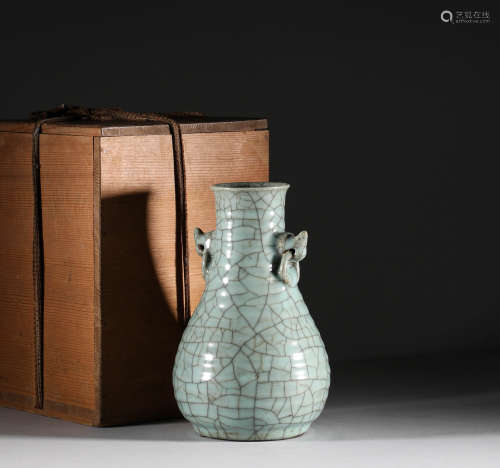 In Song Dynasty, celadon bottles in official kilns