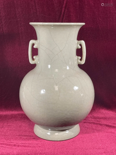 Chinese Guan Crackle Glazed Porcelain Vase with Handle